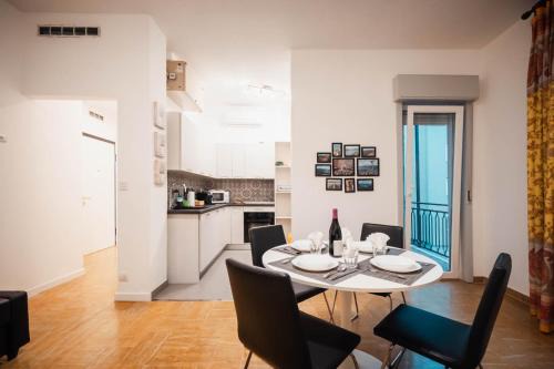 Erba Apartamento | SweetHome Ampio bilocale in centro con parcheggio gratuito coperto vicino a stazione Como-Milano
