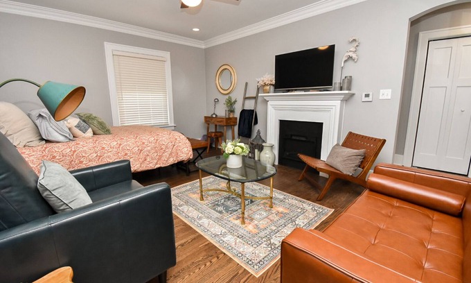 Peoria Heights Casa | SweetiePie Studio in the Heights-Steps from Everything!