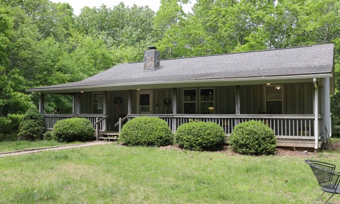 Burks Fork Cabina | Sweetwater Cabin by Buffalo Mountain Getaway