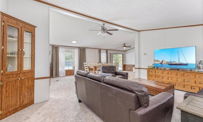 Dennis Casa | Sweetwater Hollow Getaway. Beautiful Lake front property.