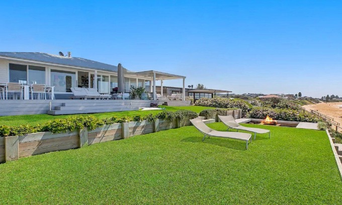Wamberal Casa | SWELL - JUST FOOTSTEPS TO THE BEACH