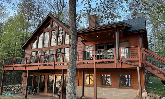 Hayward Cabina | Swim/Bike/Fish- Woodhenge Lodge on Lost Land Lake!