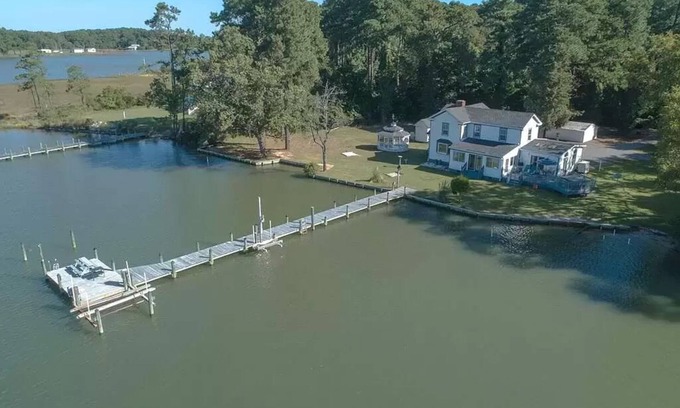 Windmill Point Casa | Swim, fish, boat or just relax and enjoy the "Rivah Life" at Little Oyster