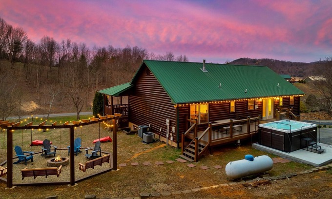 Gatlinburg - Pigeon Forge Cabina | Swim Spa| Fire Pit| Dogs| 3 King Bed| Spacious