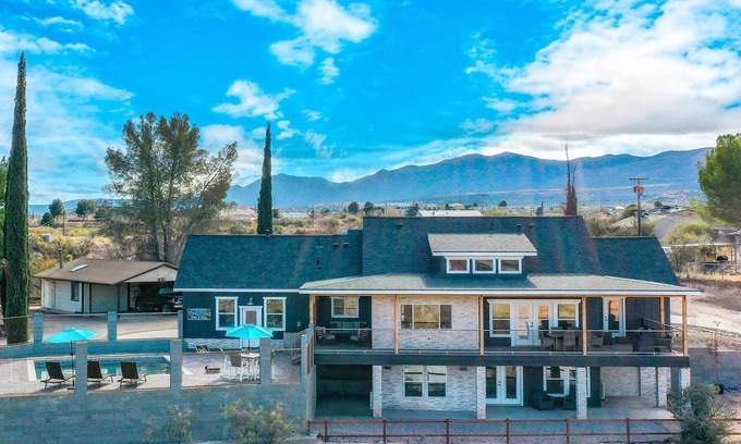 Cottonwood Casa | Swim & Stay at Old Town Overlook Across from Merkin Vineyards