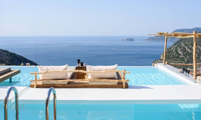 Alonissos Cama Y Desayuno | SWIM UP SUITE with direct access to the infinity pool and stunning sea view