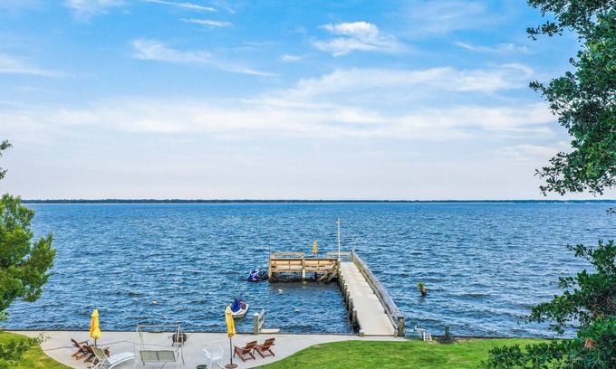 Russellville Casa | Swimmin’ Hole 2 | Lakefront Getaway | Back Porch Living | Dock & Boat Launch
