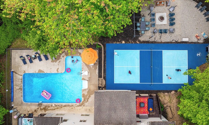 Macatawa Casa | Swimming in Amenities