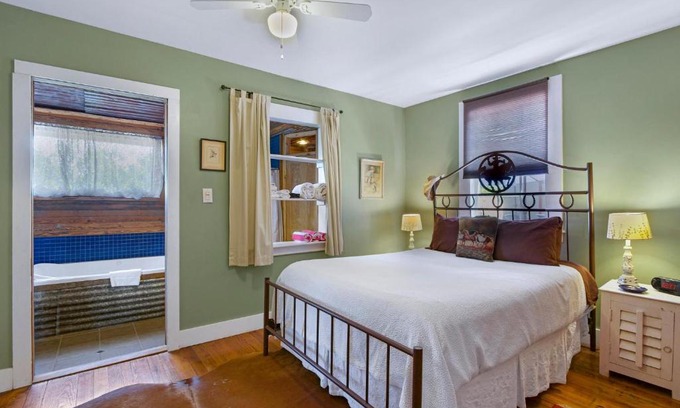 Dripping Springs Casa | Swing On Inn- Honeycomb Hideaway Suite