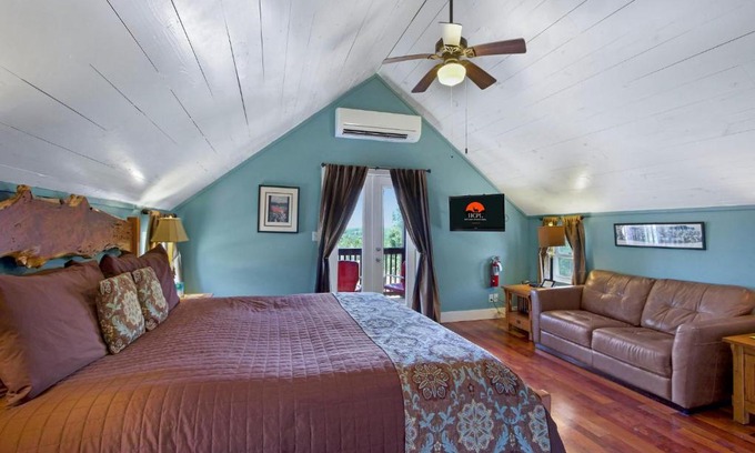 Dripping Springs Casa | Swing On Inn- Morning Glory Suite