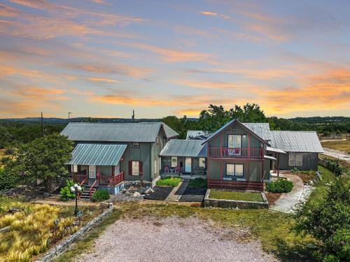 Dripping Springs Casa | Swing On Inn