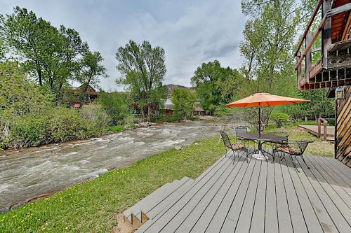 Basalt Casa | Swinging Bridge House