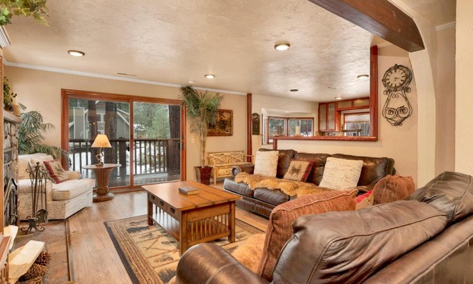 Big Bear Lake Chalet De Esquí | Swiss Delight by Big Bear Vacations Hot Tub Game Tables Central