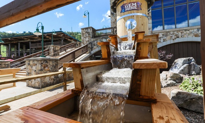 Seven Springs Condominio | Swiss Mountain 1 Bedroom - Premier Unit with Patio by RedAwning - Save 10% on 3 Nights, 15% on 5 Nights!