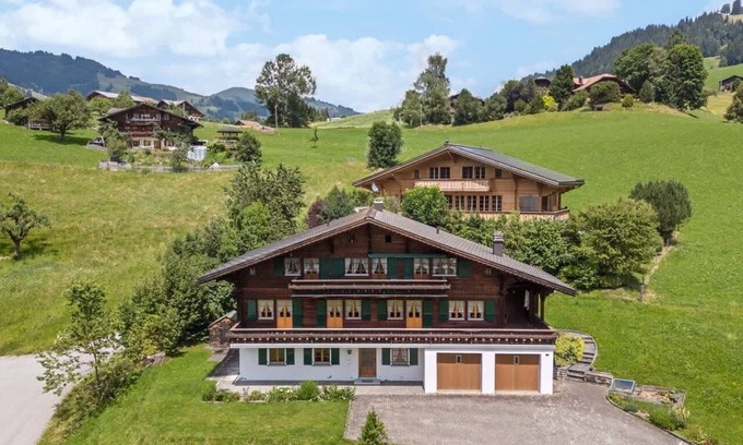 Saanen Chalet De Esquí | Swiss Peaks Haven with Unparalleled Views
