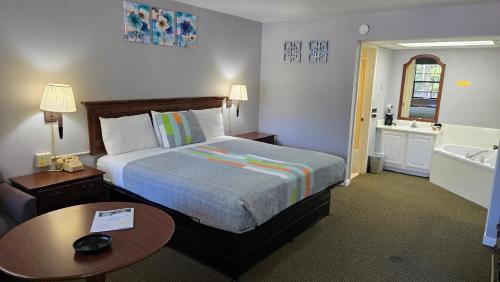 Eureka Springs Hotel | Swiss Village Inn