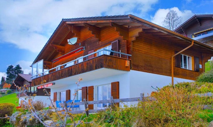 Aeschlen ob Gunten Apartamento | SwissHut Stunning Views Alps Lake - Apart. Lena Down
