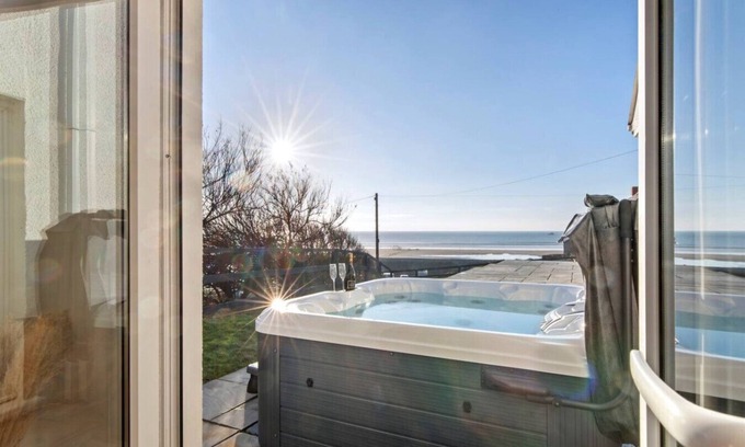 Penycwm Apartamento | Swn Y Don - Modern Luxury Steps from Newgale Beach Bliss