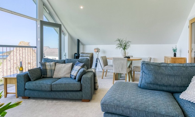 Llanfaethlu Cabaña | Swn y Mor Trefadog - sleeps 10 guests in 4 bedrooms