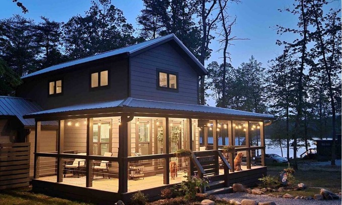 Tracy City Cabaña | Swordfish Suite DOG friendly- Pup Shed Retreat