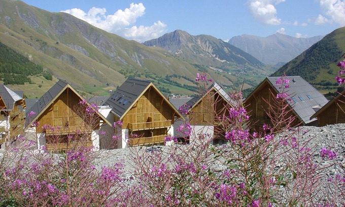 Saint-Sorlin-d'Arves Condominio | Sybelles Ski Area | Sleeps 6 | Ski-in Paradise