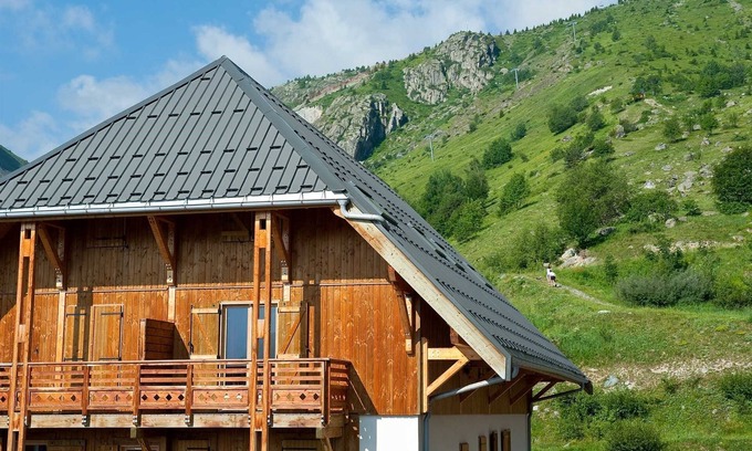 Saint-Sorlin-d'Arves Condominio | Sybelles Ski Area | Sleeps 9 | Ski-in Paradise