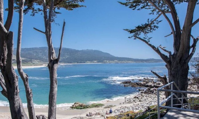 Hatton Fields Casa | Sycamore Place - Carmel House - Beach, Shops, Restaurants, Big Sur (plus pool table and hot tub!)