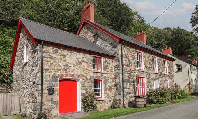 Fishguard Cabaña | SYCAMORE VESTRY, pet friendly, character holiday cottage in Fishguard