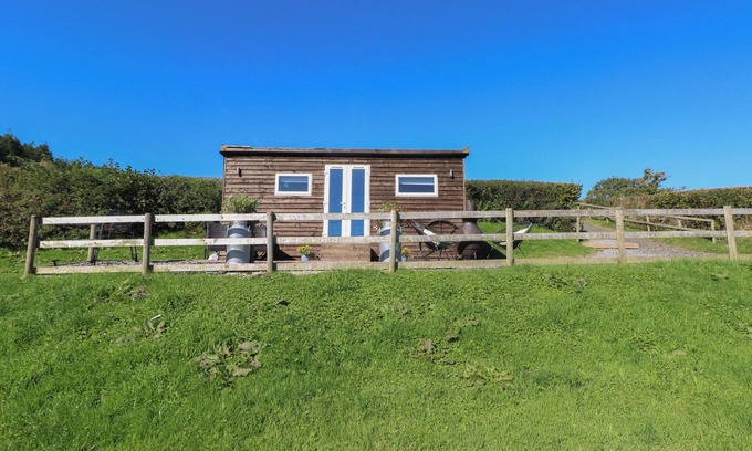 Llanedy Cabaña | SYCHNANT FARM RETREAT, with a garden in Pontarddulais
