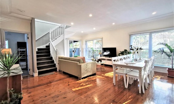 Miranda Casa | Sydney Meets Miranda, Comfy 4 Bedrooms Corner House