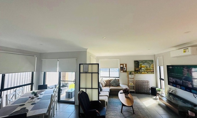 Austral Casa | Sydney's Leading 5 Bedroom home with AC, TVs and Study - Home away from home