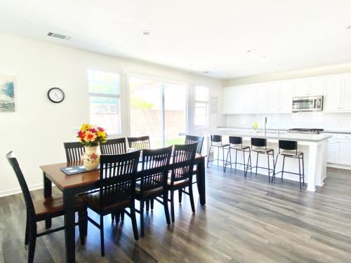 Sylmar Casa | Sylmar North LA Home 5 Bedrooms 3 Bath