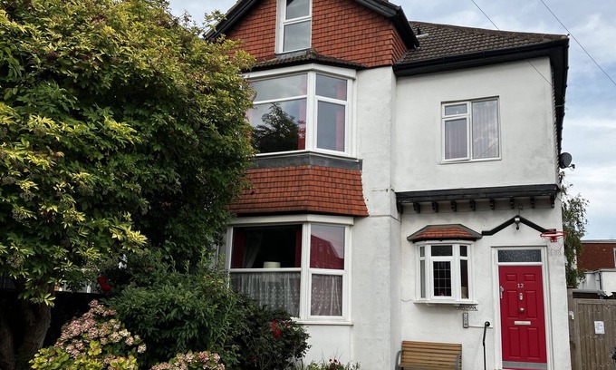 Bexhill-on-Sea Cabaña | SYLVIAN, pet friendly, country holiday cottage in Bexhill-On-Sea