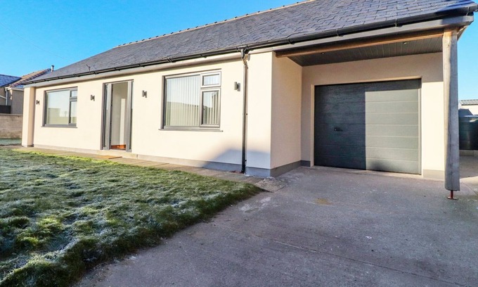 Morecambe Cabaña | SYWELL BUNGALOW, with a garden in Middleton, Morecambe