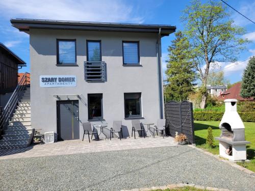 Janowice Wielkie Apartamento | Szary Domek