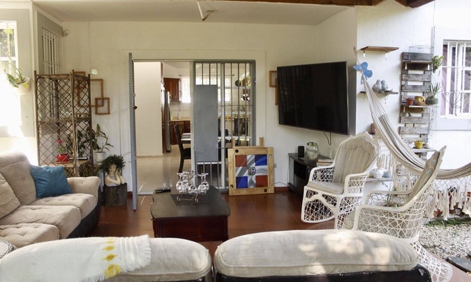 La Vega Province Casa | Tómate un respiro de paz y tranquilidad en este hermoso espacio amplio y sereno.