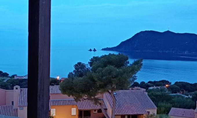 Saint-Mandrier-sur-Mer Apartamento | T2 +cabin. Quiet, secure, splendid sea view, parking, 2 swimming pools, 3 tennis courts.