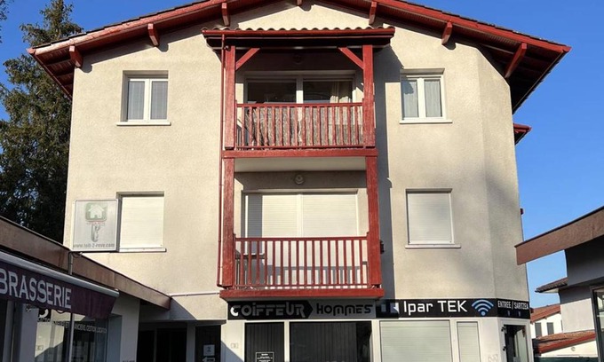 Cambo-les-Bains Apartamento | T2 calme avec terrasse, parking privatif, cuisine équipée, centre de Cambo-les-Bains - FR-1-495-112