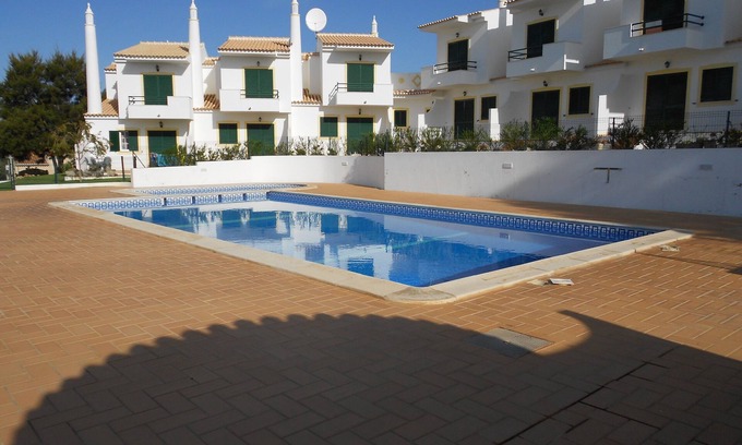 Sesmarias Casa | Casa T2 Galé en una comunidad cerrada con piscina y zona verde, cerca de la playa.
