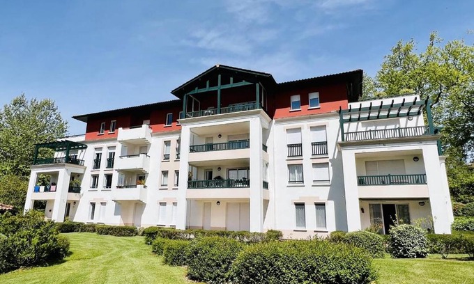 Cambo-les-Bains Apartamento | T2 lumineux à Cambo-les-Bains avec piscine, parc et parking, proche centre, équipé et sécurisé - FR-1-495-57