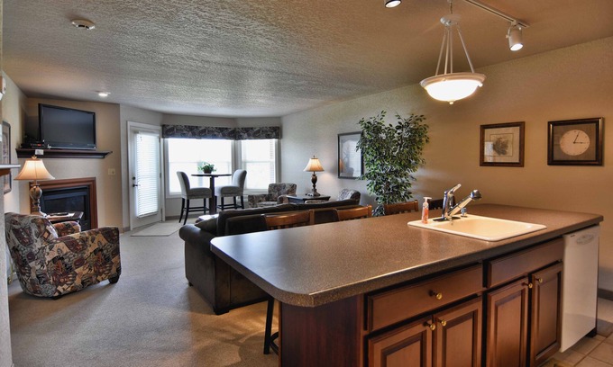 Birchwood Condominio | Condominio 1BD / 1BA en el campo de golf de Tagalong con vista al lago Red Cedar