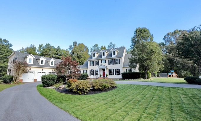 Newburg Otro | 32-Acre Retreat , Pool, Hot Tub, Theatre, Fire Pit, Games + Holiday Lights