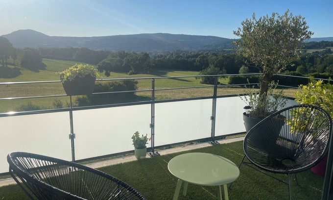 Annecy-le-Vieux Apartamento | T4 with large terrace and view of nature and mountains, quiet, in Annecy le Vieux