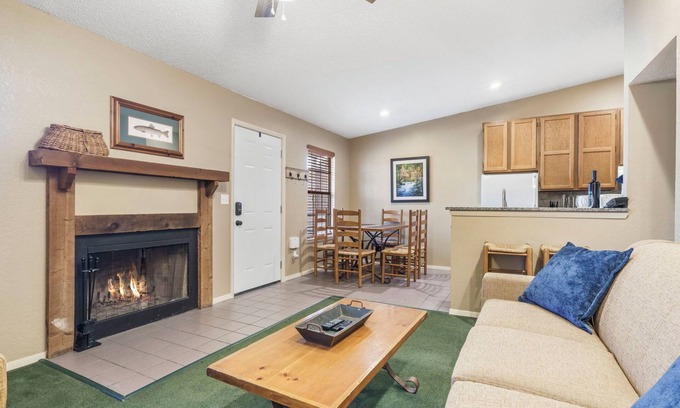 Kimberling City Casa | Table Rock Access-2 Bed Bungalow w Free Silver Dollar City Tickets-Ozarks Views-Pickleball-Cmty Pool