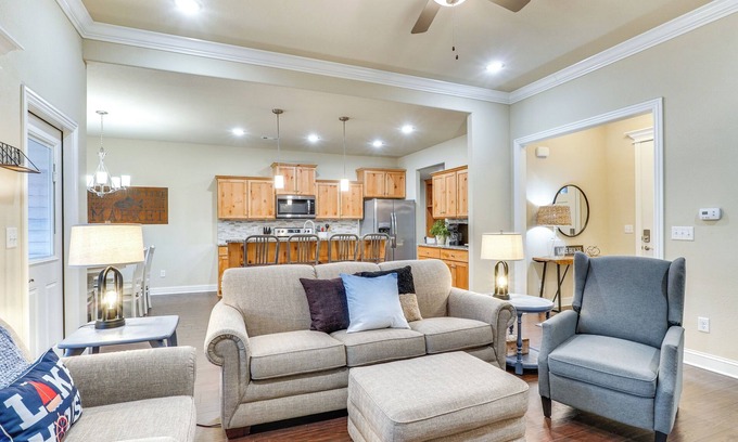 Holiday Island Casa | Table Rock Lake Retreat: Walk to Shore!
