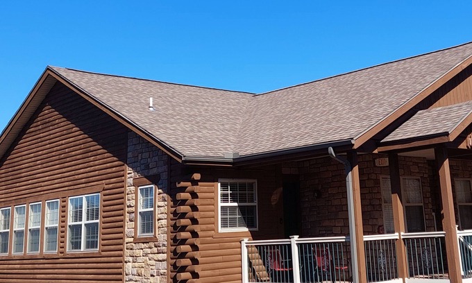 Indian Point Cabina | Table Rock Lake Walk-in Log Cabin by Silver Dollar City! Remodeled! Great Rates!