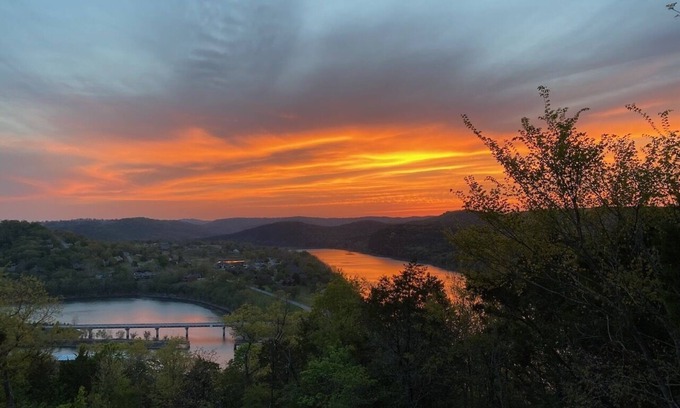 Eureka Springs Casa | Table Rock Lakeview Home Retreat: Stunning Sunsets, Close to Eureka Springs