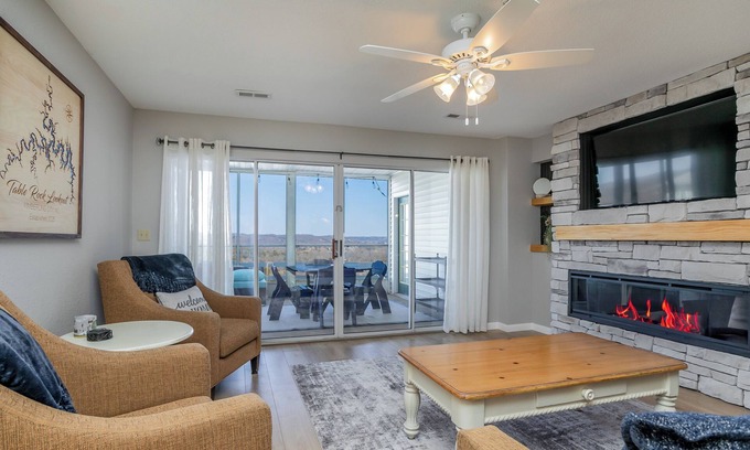 Kimberling City Condominio | Table Rock Lookout— HUGE Pool & Close to SDC!