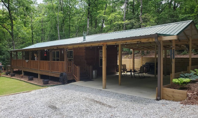 Pickens Cabina | Table Rock Retreat. Cozy cabin with hot tub