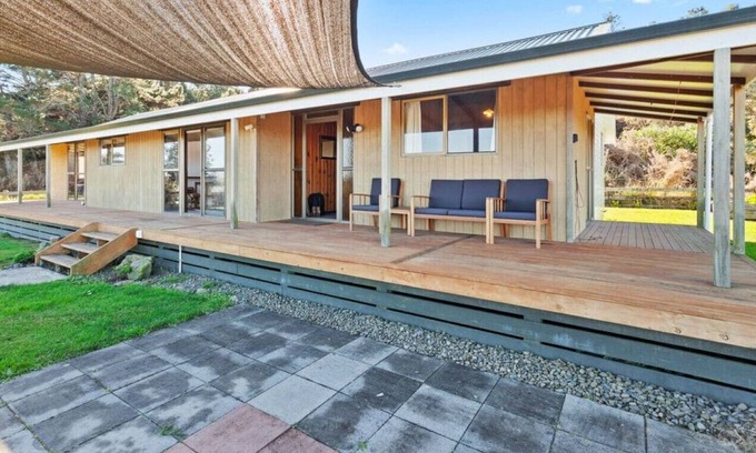 Tirohanga Casa | Gran casa de vacaciones con una hermosa perspectiva, ideal para dos familias.